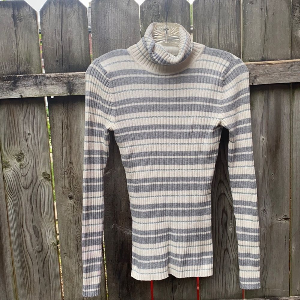Express turtleneck top sz. M